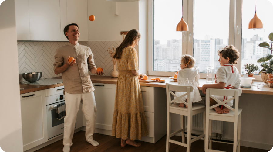 Une famille avec deux enfants est dans la cuisine.