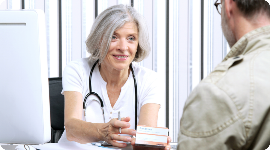Une médecin qui donne des médicaments à un patient