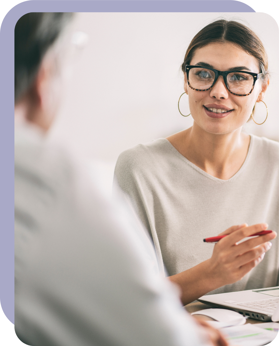 Une jeune femme discute avec un homme âgé.