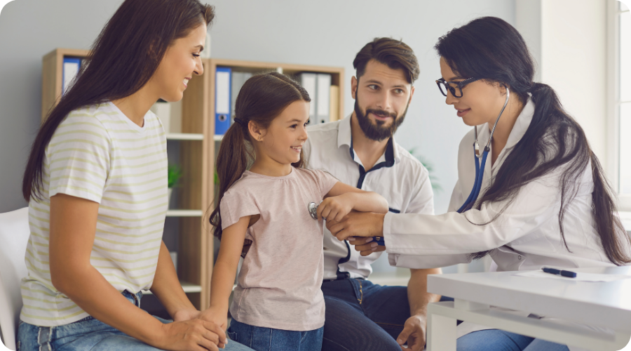 Un enfant est chez le médecin avec ses parents.