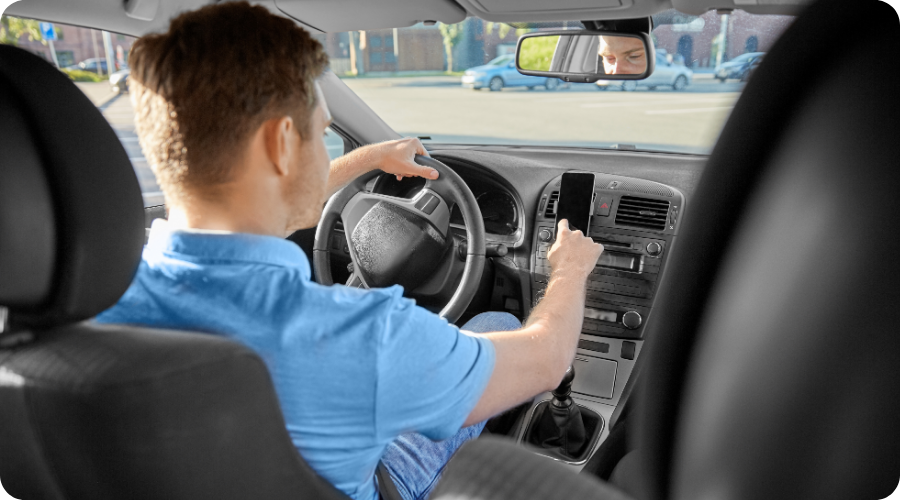 Conducteur derrière le volant.