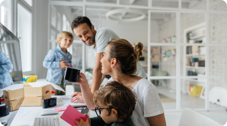 Deux enfants sont assis à un bureau avec leurs parents.