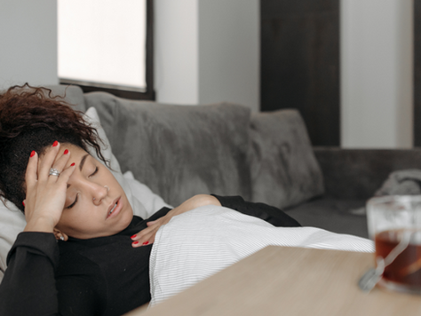 Une jeune femme malade allongée sur le canapé