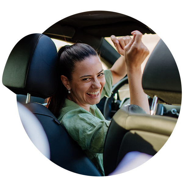 Donna sorridente al volante.