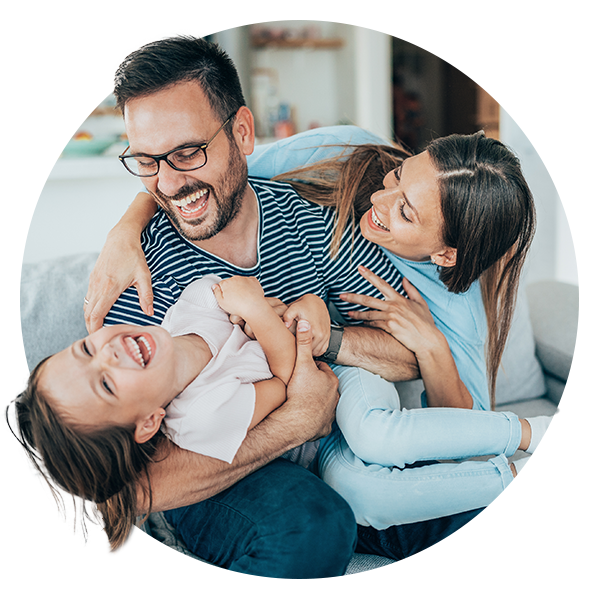 Famiglia felice che gioca vivacemente.